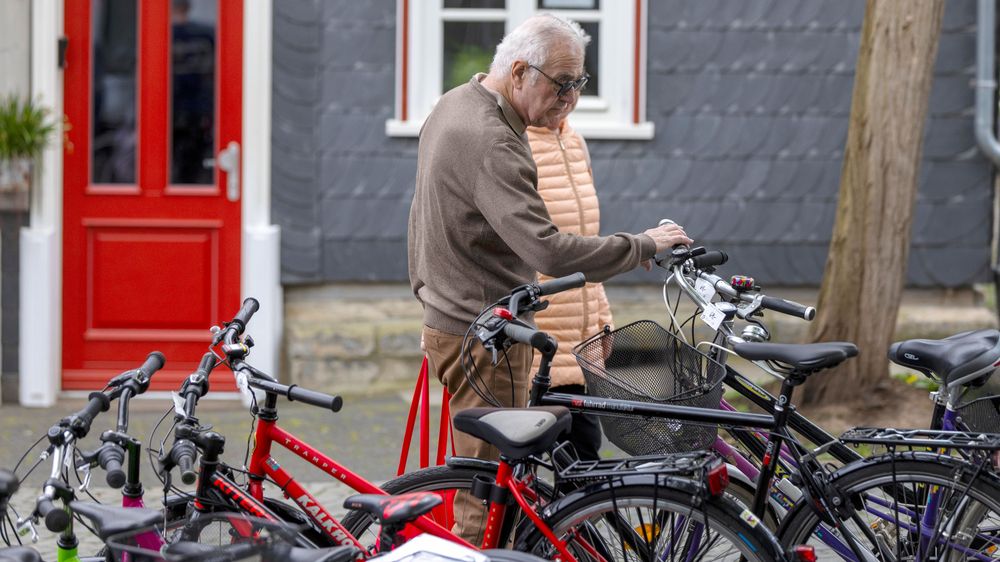 Ein Mann schaut sich ein Fahrrad an