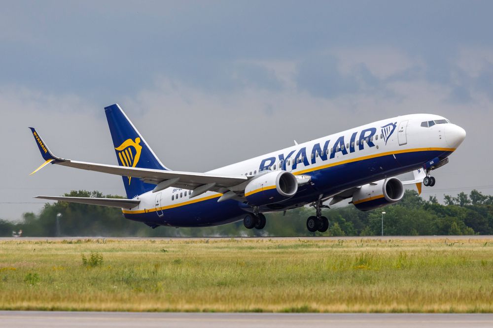 Eine Passagiermaschine von Ryanair beim Start