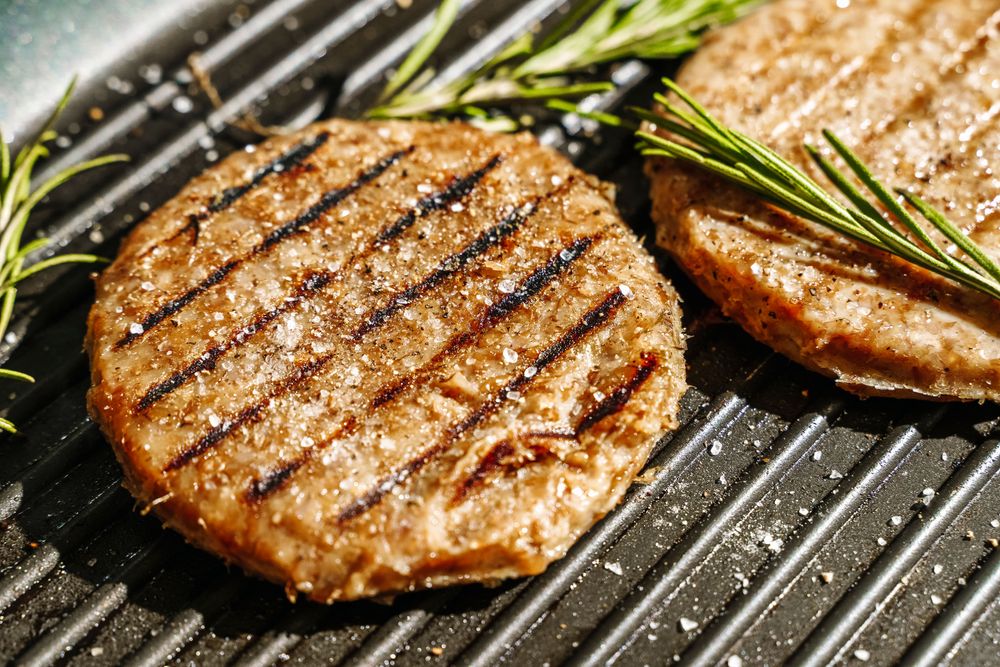 Laborfleisch auf einem Grill