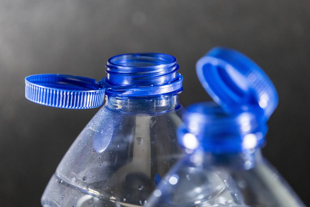 Zwei Plastikflaschen 