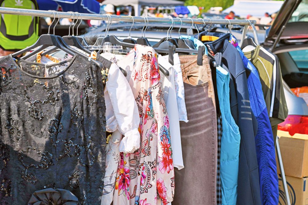 Vestiti di seconda mano in un mercatino delle pulci