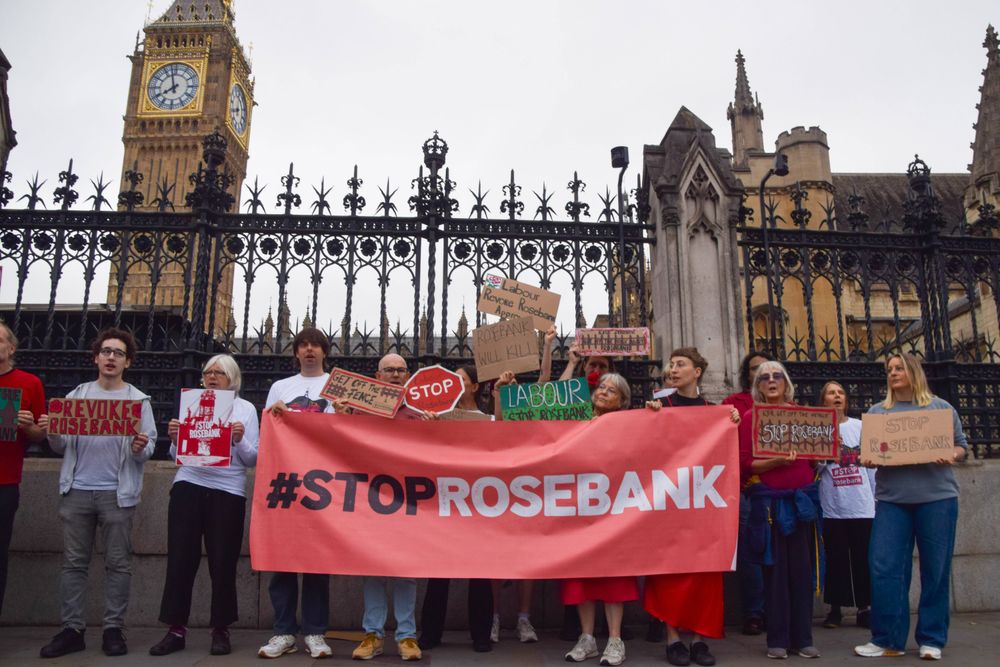 Umweltaktivisten protestieren gegen das Rosebank-Projekt