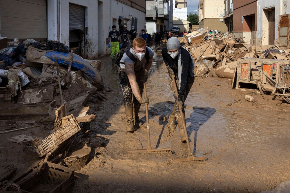 Des habitants de la région de Valence peu après les inondations catastrophiques d’octobre 2024