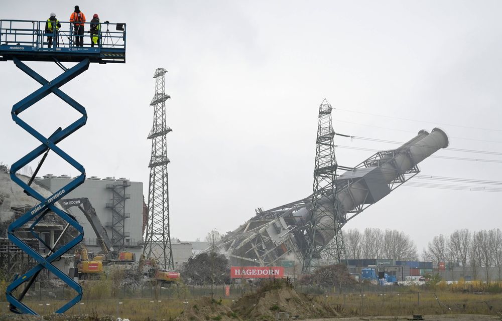 Der Schornstein des Kohlekraftwerks Moorburg in Deutschland wurde am 10. November 2024 gesprengt.