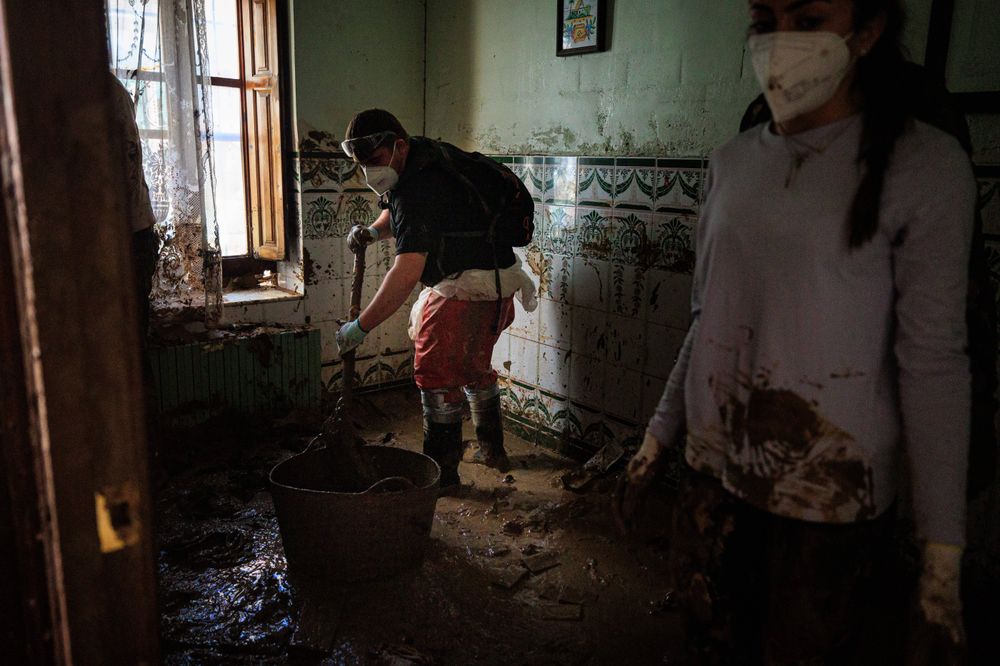 Zwei freiwillige Helfer versuchen eine Küche in Valencia von Schlamm zu befreien. Heftige Regenfälle führten in der ostspanischen Stadt Anfang November zu enormen Überschwemmungen.