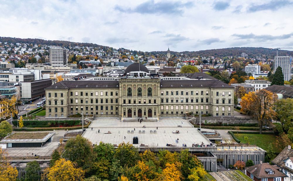 Luftaufnahme des Hauptgebäudes der ETH Zürich an der Rämistrasse