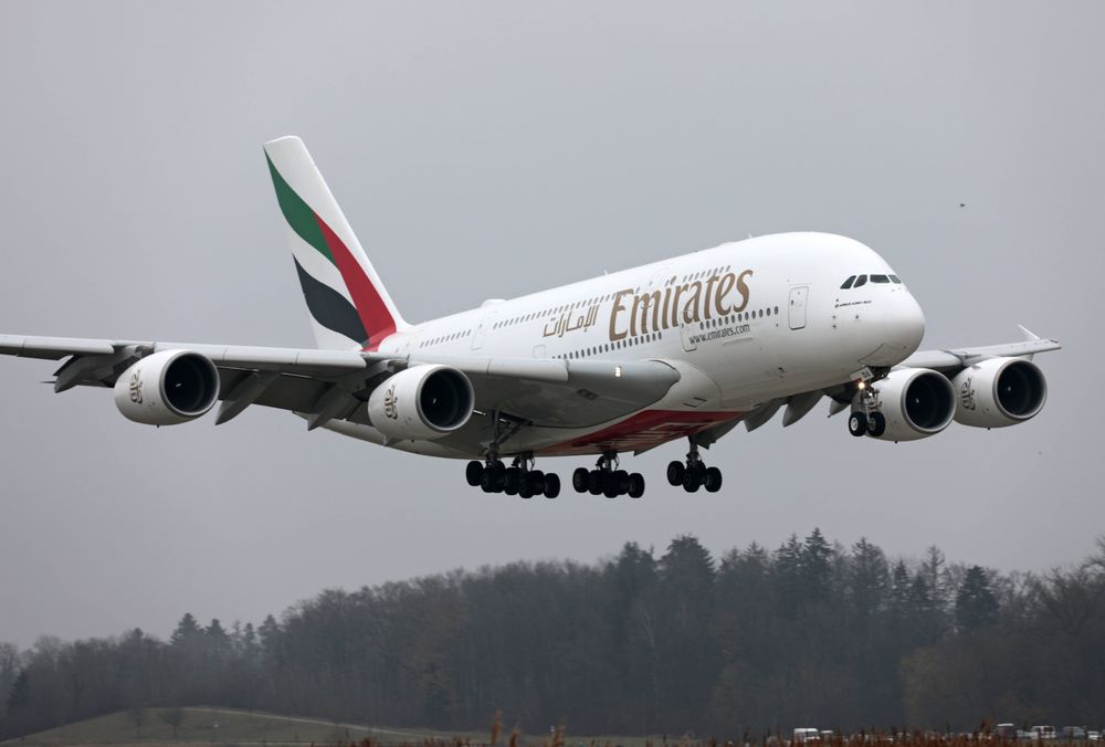 Eine Passagiermaschine der Emirates Airline beim Landeanflug in Zürich