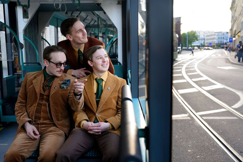 Die ESC-Delegation Schwedens der Band KAJ entdecken die Stadt mit dem Tram.