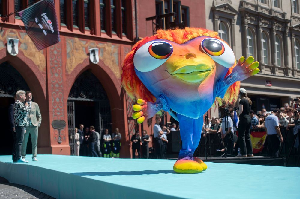 Das ESC-Maskottchen «Lumo» präsentiert sich bei der Eröffnungsfeier des ESC auf dem türkisfarbenen Teppich