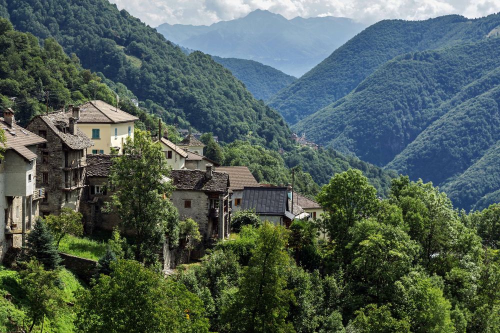Ausblick auf das Dorf Crana im Onsernonetal, Valle Onsernone, Kanton Tessin