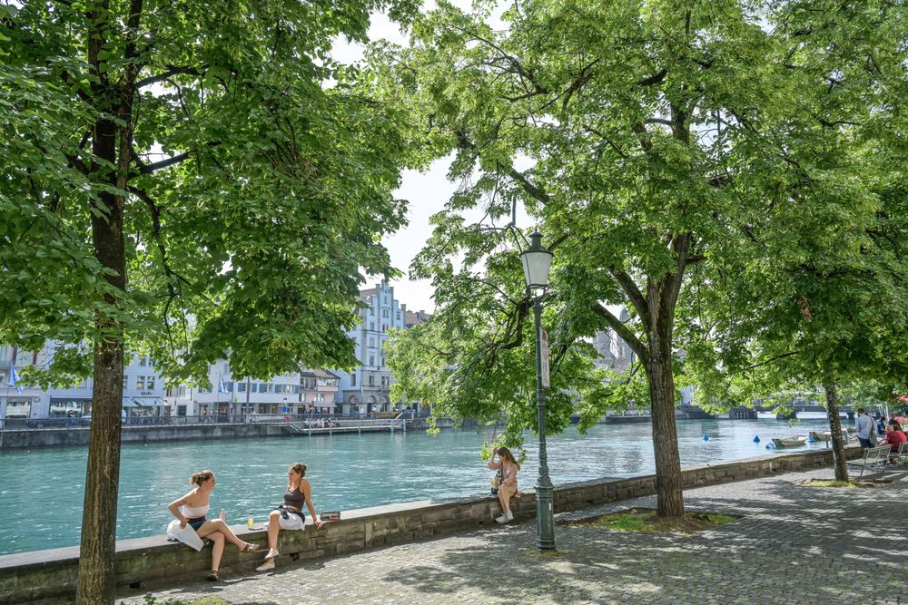 Aussicht am Stadthausquai auf den Fluß Limmat, Zürich, Schweiz