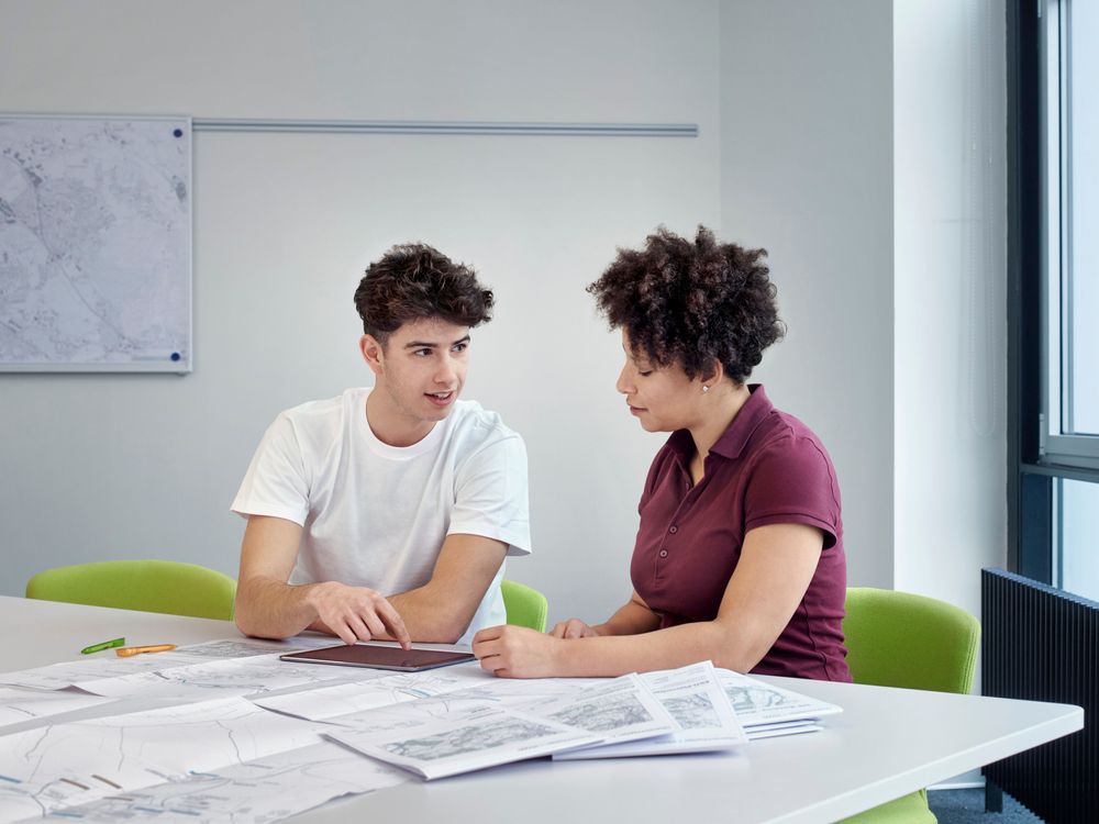 Gefragt sind kreative Lösungen, um qualifizierte Mitarbeitende zu finden. Gesucht werden auch motivierte Berufseinsteigerinnen und Berufseinsteiger. Foto: BKW