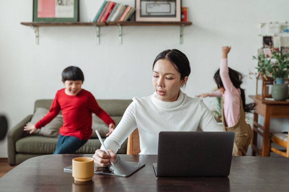 Nina aime les enfants et veut quand même faire carrière – est-ce possible?