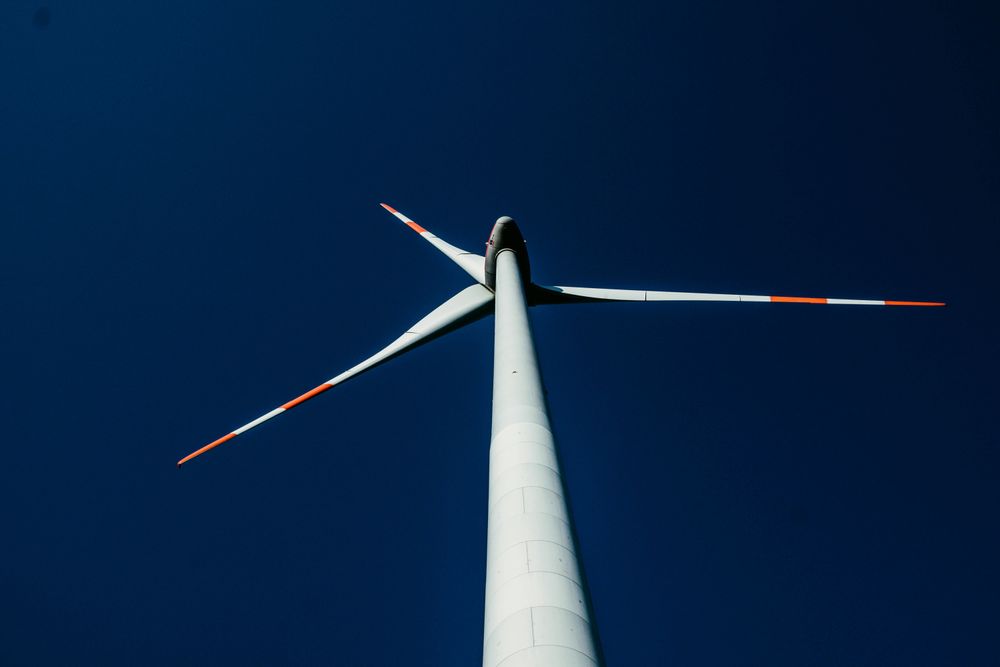 La surcapacité dans des industries telles que l’éolien, mais aussi le solaire ou les batteries explique partiellement les yoyos boursiers des entreprises actives dans la transition énergétique. Photo: Philipp Katzenberger / Unsplash