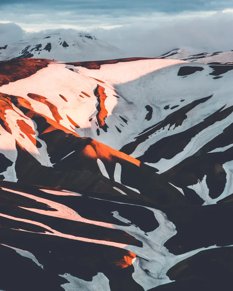 https://unsplash.com/de/fotos/schneebedeckter-berg-wahrend-der-goldenen-stunde-ePB2oGU8mb4