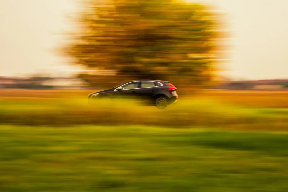 https://unsplash.com/de/fotos/schwarzer-suv-in-der-nahe-von-gras-und-baumen--n5fsWTY8uQ