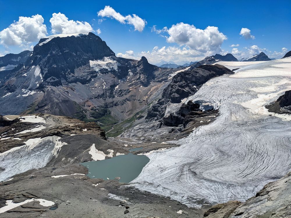 La glace fond de plus en plus vite: un lac glaciaire à proximité du Claridenfirn.