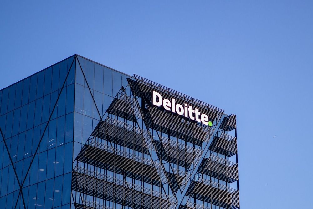 https://pixabay.com/photos/skyscraper-deloitte-logo-glass-5489696/