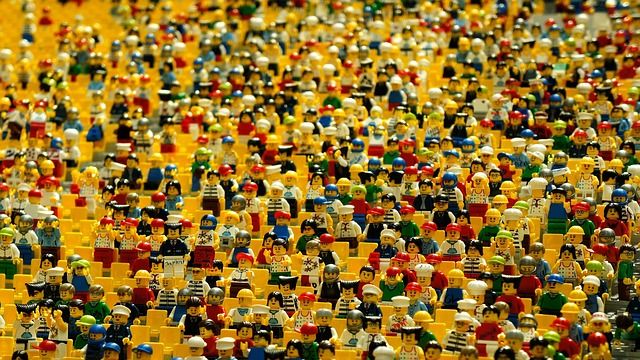 Lego-Figuren in der Masse