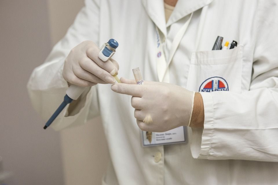 https://pixabay.com/photos/medic-hospital-laboratory-medical-563425/
