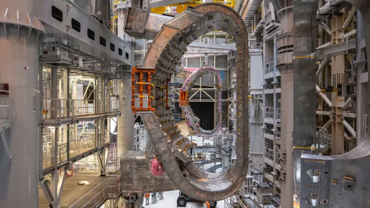 Eine Magnetfeldspule der Fusionsversuchsanlage Iter in Südfrankreich wird installiert.