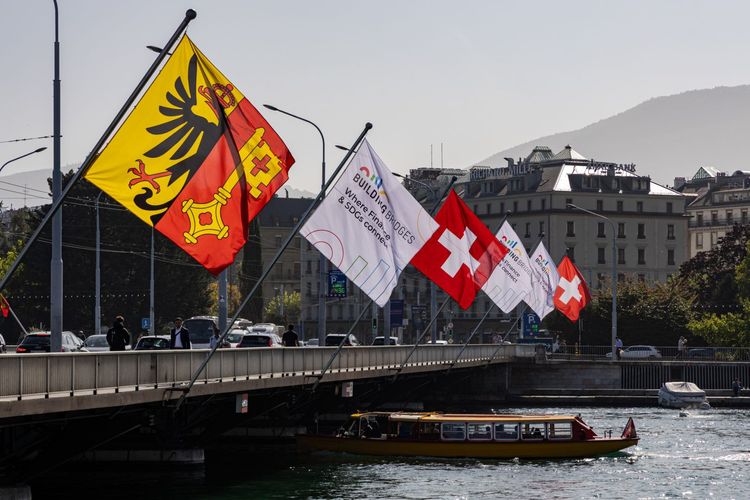 Die Fahnen von Building Bridges auf einer Brücke in Bern