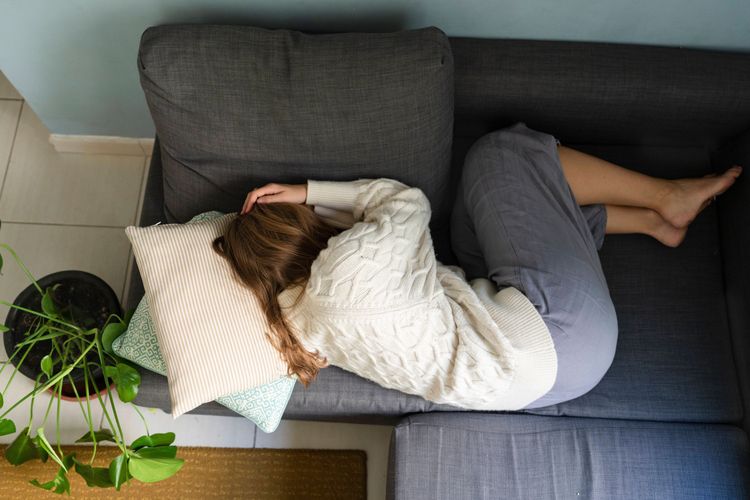 Viele Frauen mit Endometriose berichten, schon mindestens einmal vor Schmerzen in Ohnmacht gefallen zu sein.