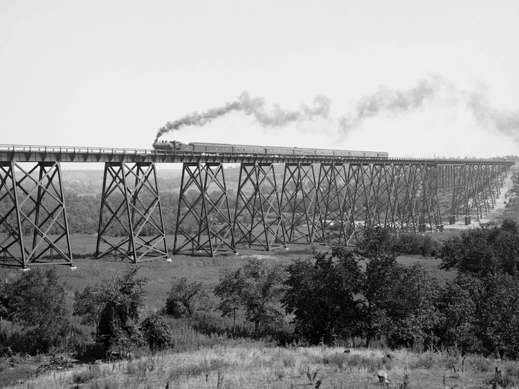 Eisenbahnbrücke über den Des Moines River in Iowa (Aufnahme um 1900).