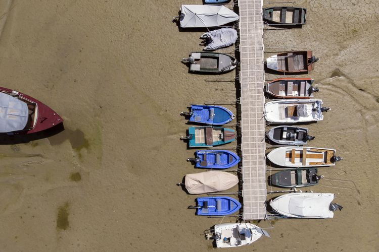 Dürren nehmen zu und werden stärker – diese Entwicklung ist auch eine Herausforderung für die Schweiz. Boote im Lac des Brenets, Juli 2022.