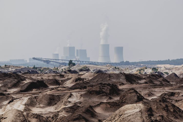 Die Verbrennung von Kohle ist eine der wichtigsten Quellen von CO2-Emissionen – etwa im Kohlekraftwerk Boxberg, das hier hinter dem Abraum eines ehemaligen Tagebaus bei Hammerstadt in Sachsen hervorlugt.