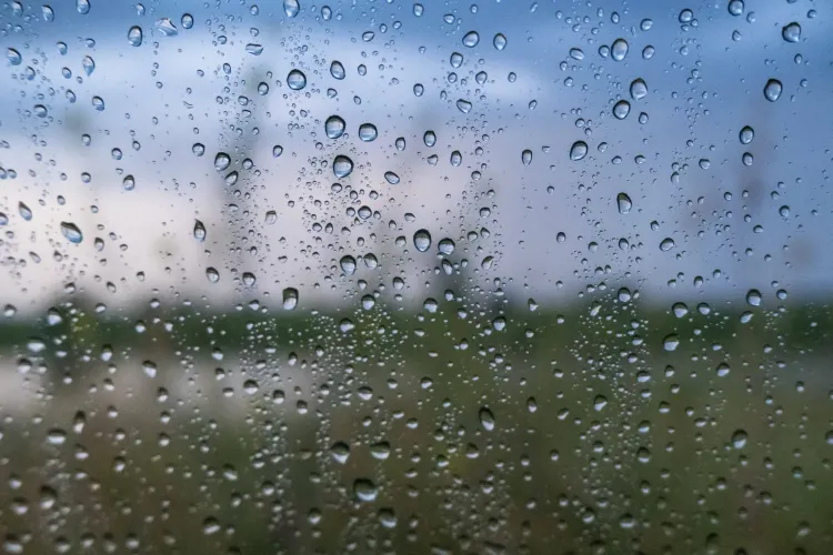 Regentropfen an einer Fensterscheibe