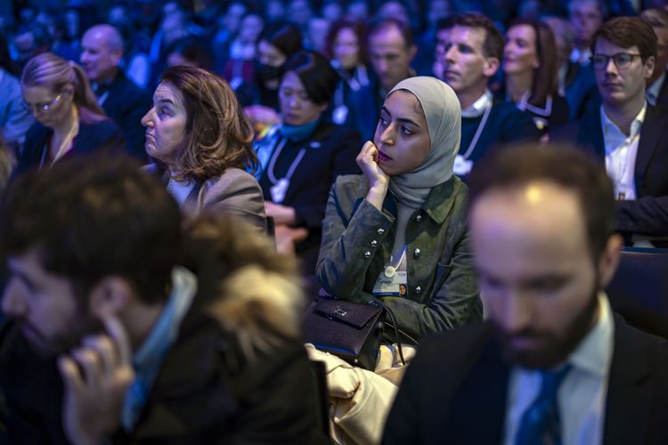 Teilnehmende verfolgen eine Diskussion am Weltwirtschaftsforum in Davos 2025