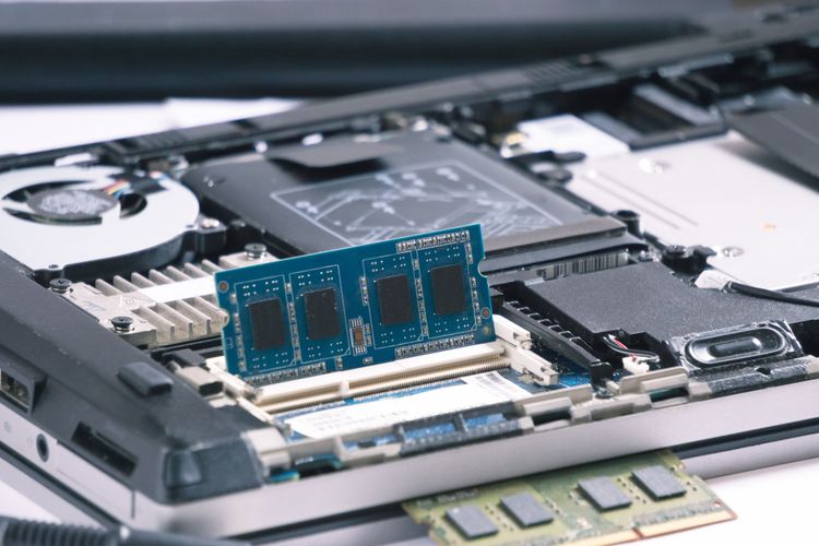 Ein Laptop besteht aus vielen global produzierten Komponenten. Öffentliche Beschaffungen können hier soziale und ökologische Standards setzen.