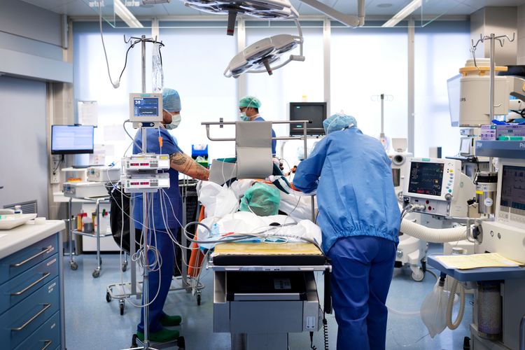 Vorbereitung eines Patienten für eine Operation im Operationssaal