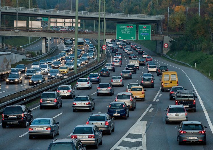 Autos stehen auf einer Schweizer Autobahn im Stau