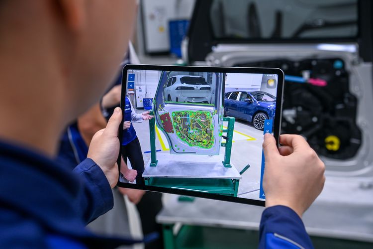 Kontrolle per Tablet: Auch die Montage und die Qualitätskontrolle sind in der iFactory vollständig digital vernetzt – gesteuert durch künstliche Intelligenz. Foto: BMW Group