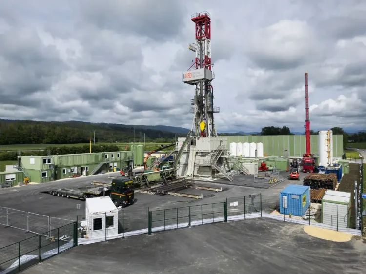 Bohrturm auf der Baustelle des Geothermieprojekts in der Gemeinde Haute-Sorne am 15. Mai 2024, vor den ersten Testbohrungen.