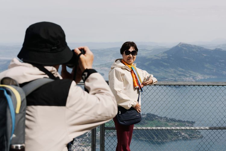 Una turista cinese si fa fotografare dal suo compagno sul Monte Pilatus
