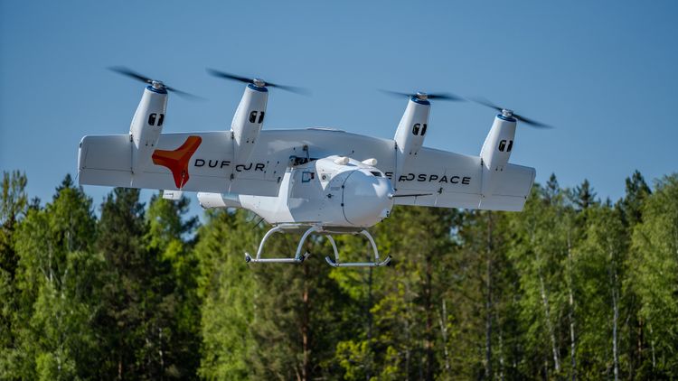 L'Aero2 de Dufour Aerospace en vol avec le principe aérodynamique du tiltwing, qui consiste à relever les ailes en vol.