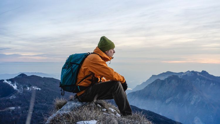 Unternehmen, die Outdoor-Bekleidung herstellen, haben lange auf PFAS gesetzt, um ihre Produkte wasserfest zu machen. Der Handel hat erst vor kurzem damit begonnen, PFAS in Outdoor-Bekleidung und -Ausrüstung loszuwerden.