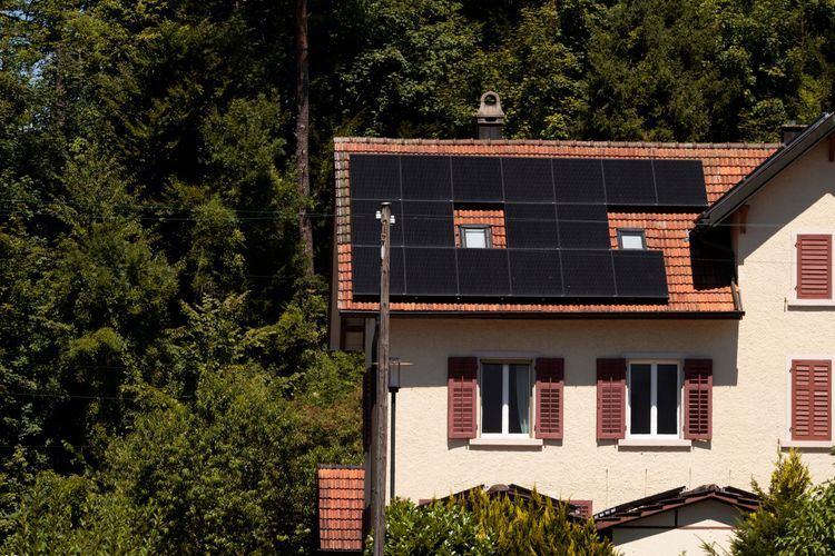 Immer mehr Gebäude nutzen die Solarenergie auf dem Dach