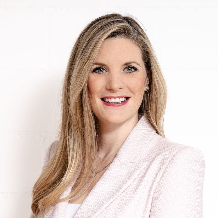 Nathalie Agosti in hellem Blazer, lächelnd vor weisser Wand; steht für soziale Nachhaltigkeit und mentale Gesundheit als Führungsaufgabe in Unternehmen.