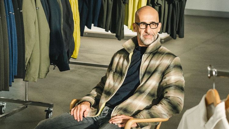 Nicolas Rochat in seinem Showroom auf einem Stuhl