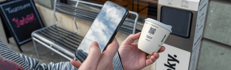 Denaro in cambio del bicchiere usato