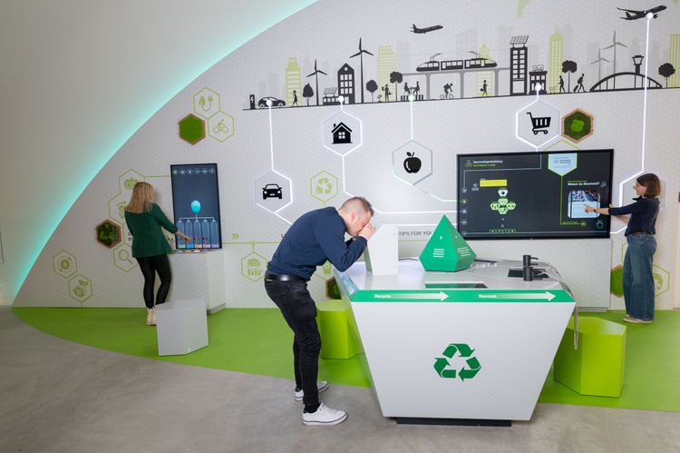 Das Verkehrshaus der Schweiz in Luzern bietet neu einen «Nachhaltigkeitsdialog» an: Über Fragen und Antworten können individuelle, wissenschaftlich fundierte Verhaltenstipps abgerufen werden. Fotos: VHS