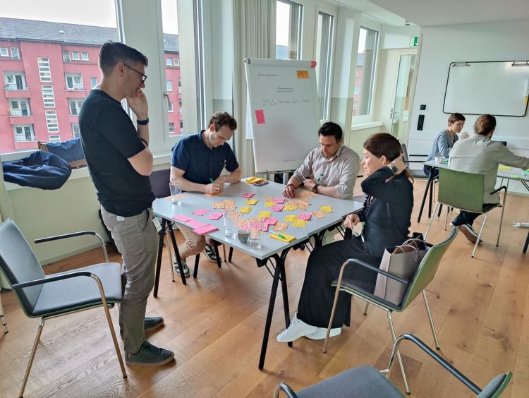 Workshop mit mehreren Personen beim Brainstormen