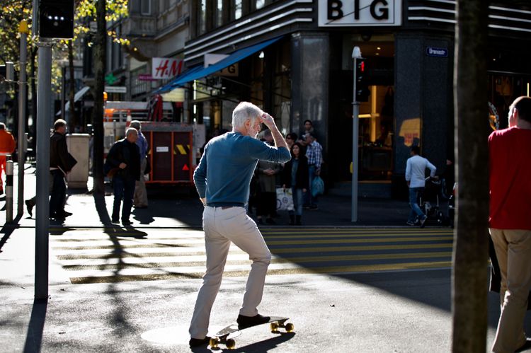 Mann mit Skateboard