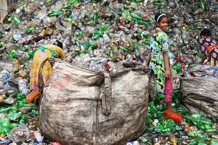 https://pixabay.com/photos/bottles-plastic-child-labour-6348121/