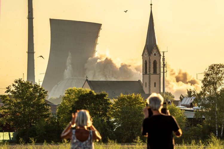 War die Abkehr von der Kernenergie ein Fehler? Der Kühlturm des deutschen Kernkraftwerks Grafenrheinfeld wird 2024 gesprengt.