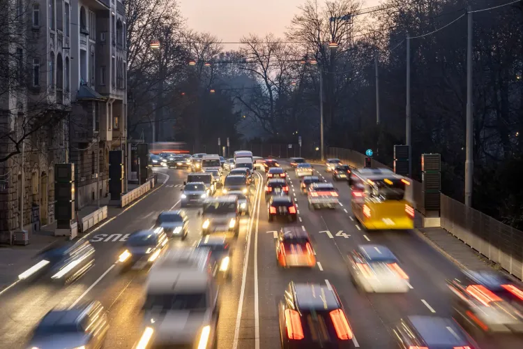 Bild einer Strasse auf der der Feierabendverkehr durchläuft